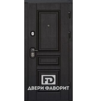 металлическая дверь черного цвета в коттедж