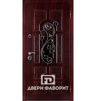 Входная дверь в коттедж со стеклом и ковкой вьюн