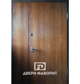 недорогая дверь с боковой вставкой и отделкой ламинат с двух сторон