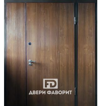 недорогая дверь с боковыми вставками и отделкой ламинат