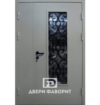 недорогая двустворчатая дверь с ковкой и стеклом