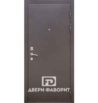 стальная дверь в загородный дом с тремя петлями отделана цинкогрунтом