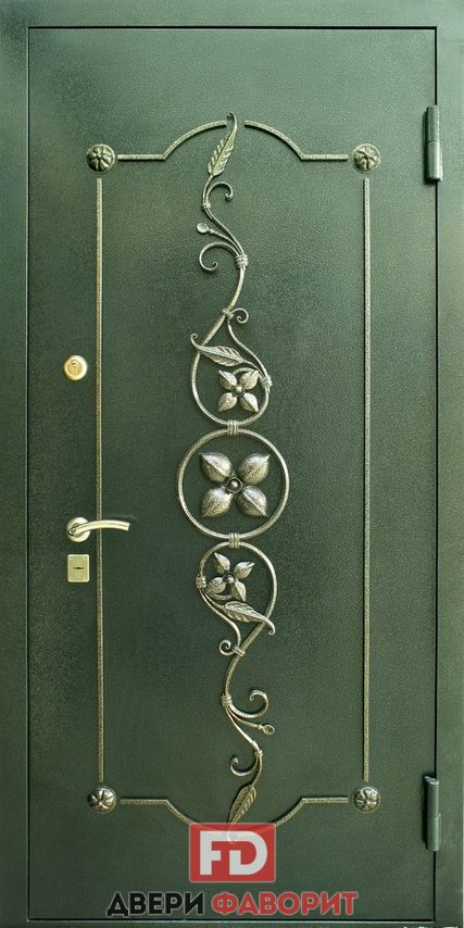 стальная дверь с порошком украшена коваными элементами в виде цветов