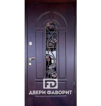 дверь с ковкой в виде винограда отделана черным мдф