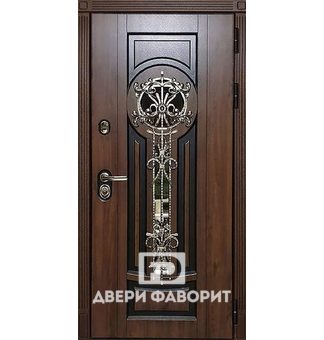 дверь с декоративной ковкой и стеклянными элементами